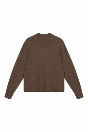 Snuggly Comfort Repeat Cashmere Seamless Stand Collar Sweater in Cacao